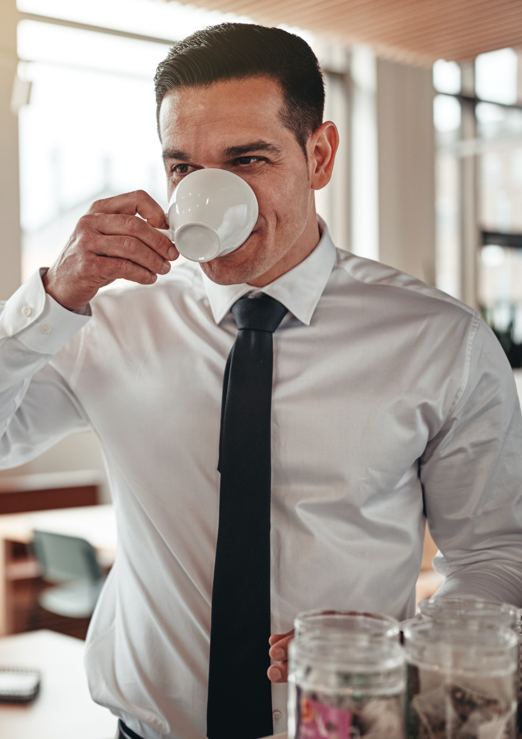 Wer im Büro beim Kaffeeholen aufgrund einer betrieblichen Gefahr stürzt, erleidet einen Arbeitsunfall.