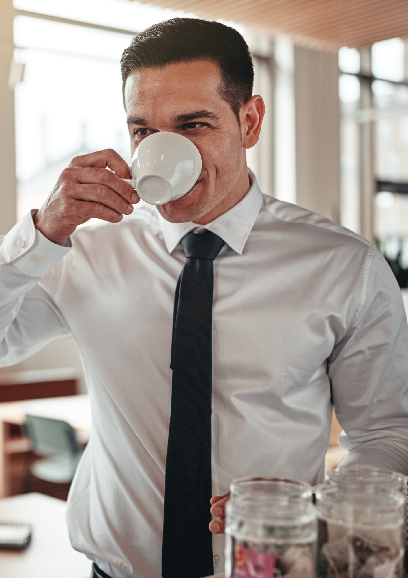Wer im Büro beim Kaffeeholen aufgrund einer betrieblichen Gefahr stürzt, erleidet einen Arbeitsunfall.