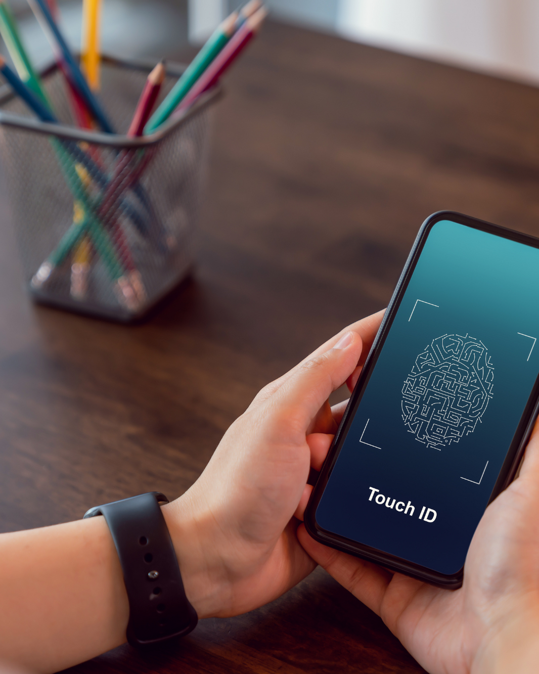 Die Polizei darf ein Smartphone durch Auflegen des Fingers des Beschuldigten zwangsweise entsperren, wenn eine richterlich angeordnete Durchsuchung den Zugriff auf das Gerät und seine Daten umfasst.