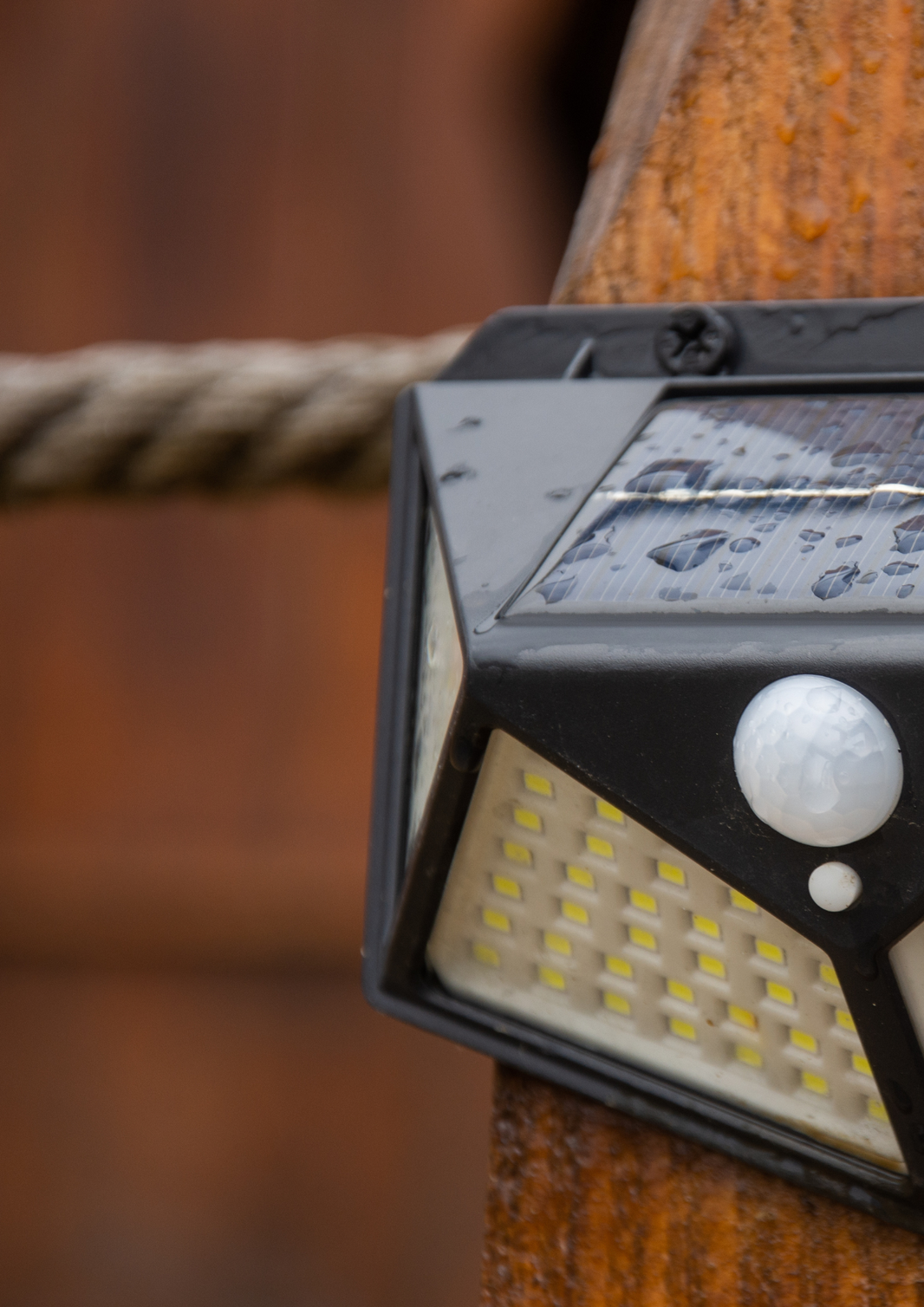 Ein Bewegungsmelder auf dem Nachbargrundstück begründet keinen Unterlassungsanspruch, wenn sich der Betroffene mit Vorhängen oder Rollos zumutbar schützen kann.