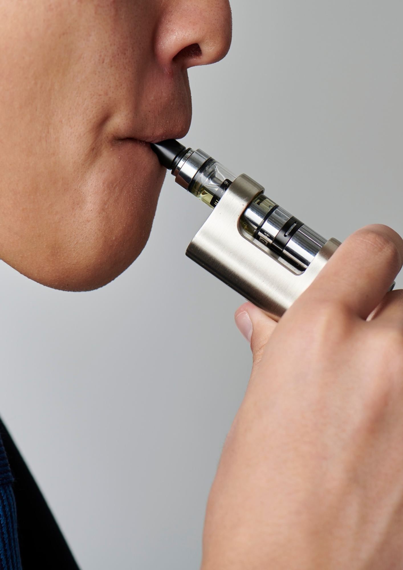 Wer beim Autofahren seine E-Zigarette bedient, riskiert ein Bußgeld nach § 23 Abs. 1a StVO