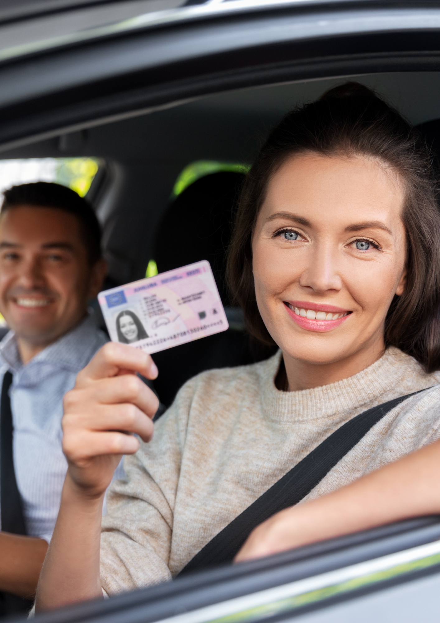 Wer für die theo­re­ti­sche Füh­rer­schein­prü­fung einen Stellvertreter hinschickt, ver­liert die Fahr­erlaub­nis.