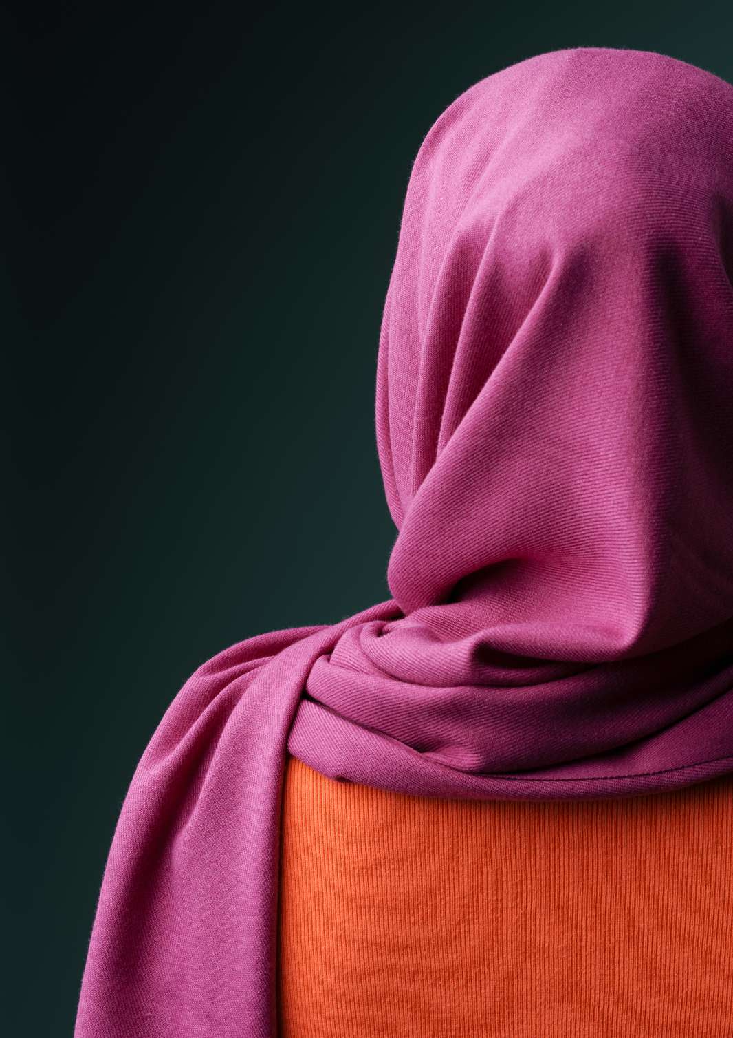 Das Tragen eines Kopftuchs in der gerichtlichen Verhandlung rechtfertigt die Ablehnung einer Bewerberin für das Richteramt wegen Verstoßes gegen das staatliche Neutralitätsgebot.