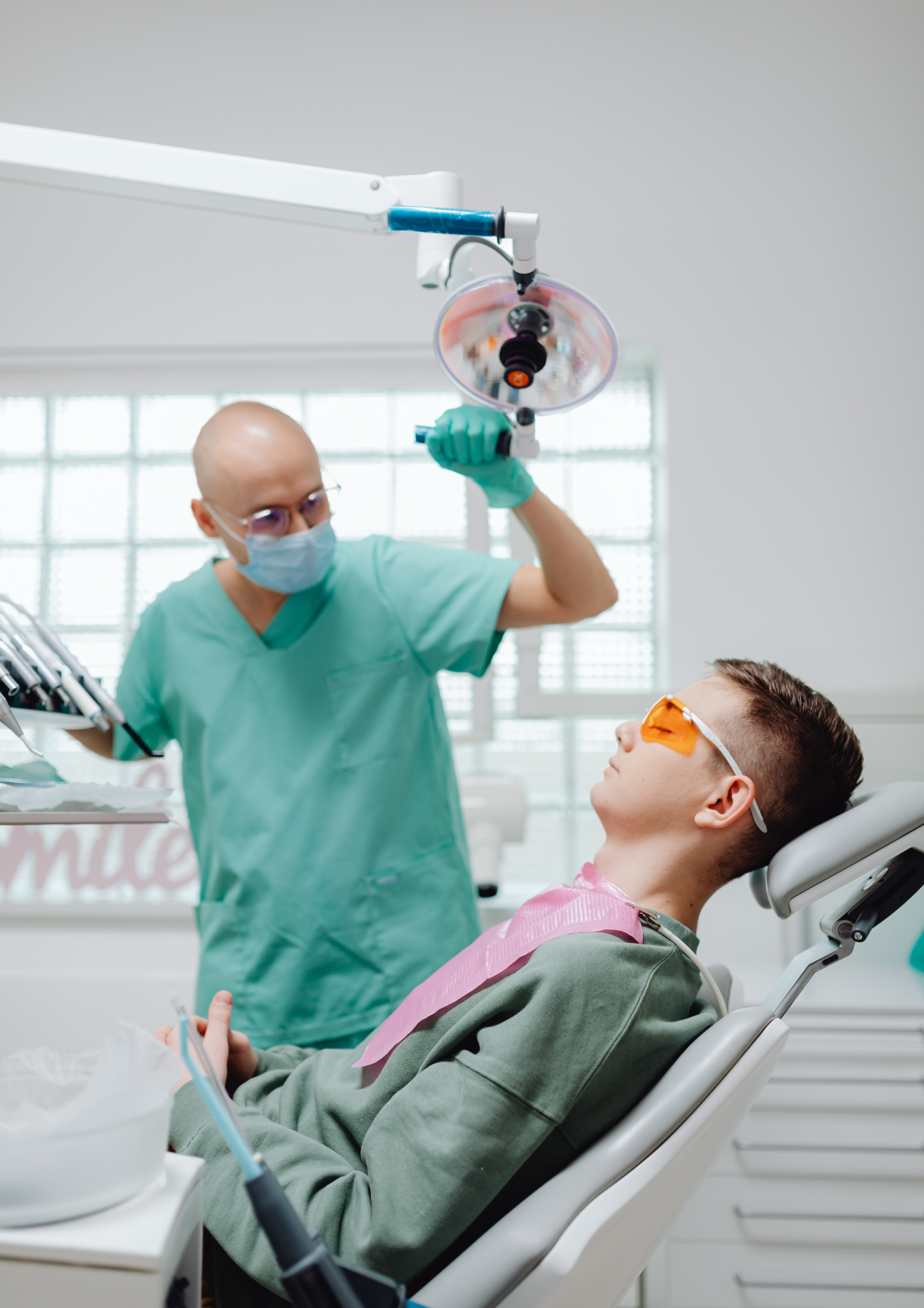 Ein kaputter Zahnarztstuhl begründet keine Haftung des Patienten, wenn er sich nur in üblicher Weise auf dem Stuhl bewegt.