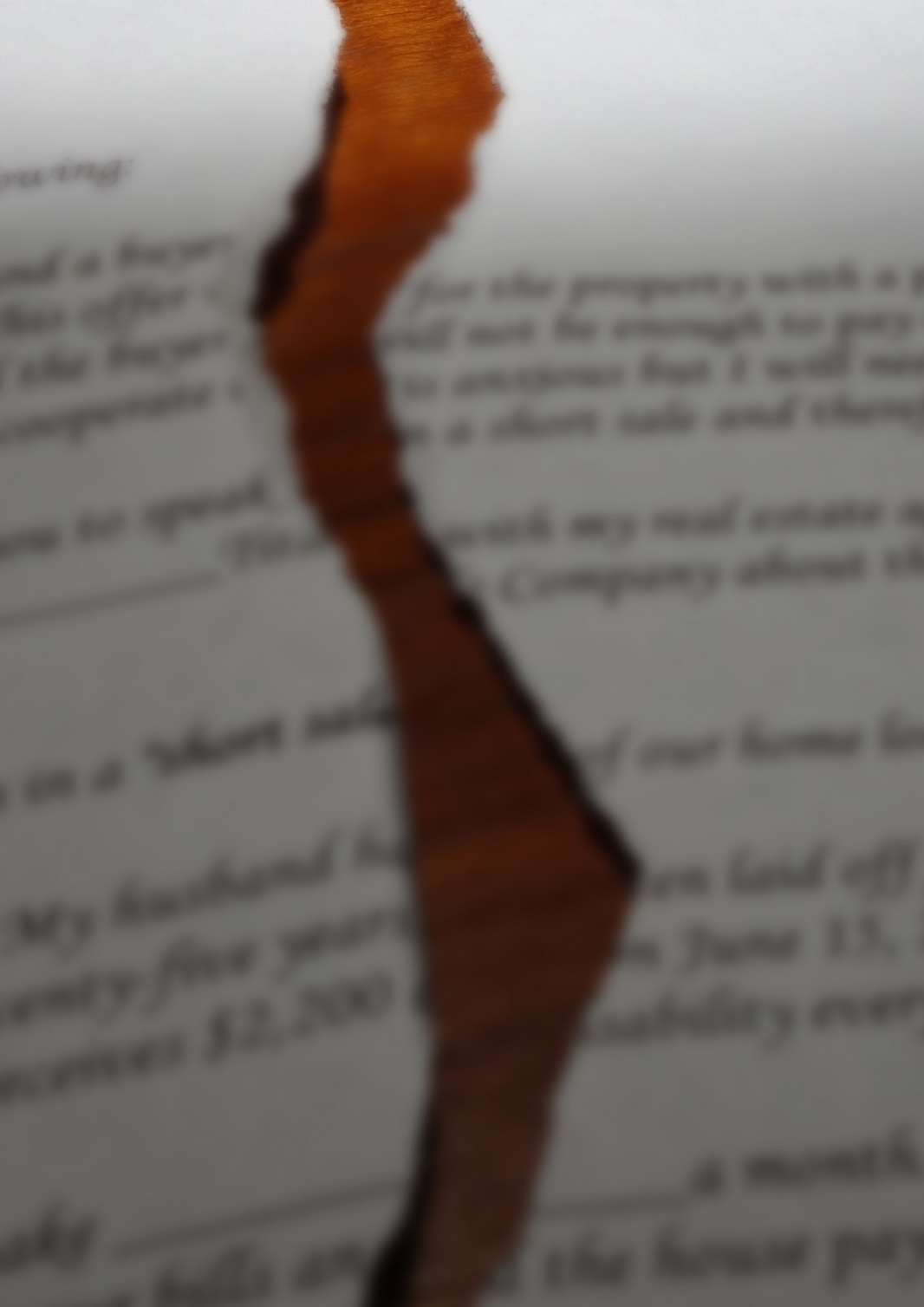 Ein zerrissenes, aber aufbewahrtes Testament begründet die gesetzliche Vermutung eines Widerrufswillens nach § 2255 BGB.