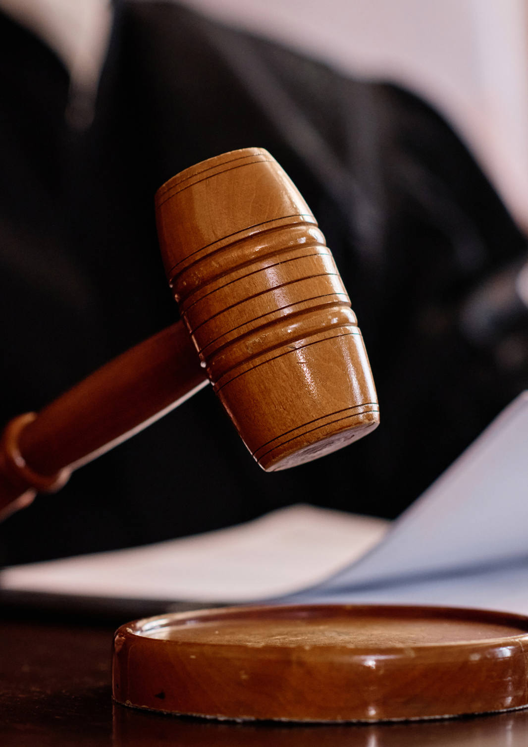 Richter dürfen auf den Tisch hauen – Keine Befangenheit durch deutliche Worte.