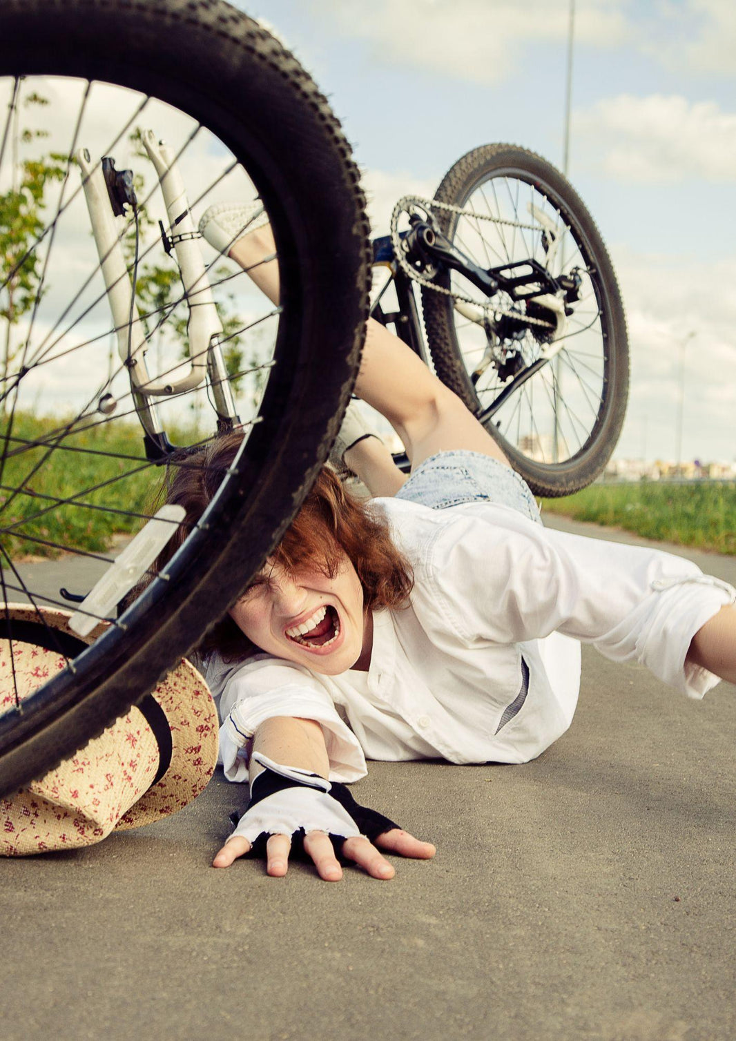 Radfahrende, die auf einem Fahrradschutzstreifen nicht äußerst rechts fahren, riskieren eine Mithaftung bei Unfällen.
