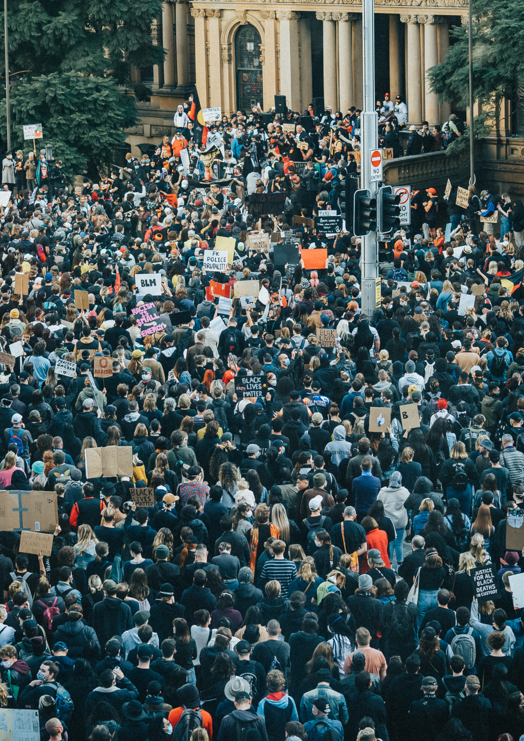 Widerstand durch Selbstverklebung bei Klima-Protest erfüllt den Straftatbestand des § 113 StGB – Beschluss des KG Berlin vom 10.07.2024 (3 ORs 30/24 – 161 SRs 26/24)
